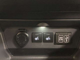 始動直後から温まるシートヒータースイッチと12V/120Wのアクセサリーソケット、オーディオ機器やスマートフォンを直接カーオーディオに接続できるUSB端子や充電用USB端子が配置されています。