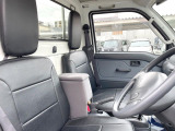 運転席シート廻りは使用感も少なく、良好な状態となっています。前オーナー様が丁寧に使っていたことがよくわかりますね。