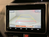 車庫入れなど後進運転時に死角をモニターで確認ができて安全です♪ ステアリング操作の参考になるガイド線も表示しますので車庫入れがニガテな方も安心ですネ!