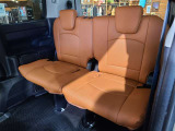 広々とした後部座席です♪気になるキズや汚れなどなく良好な状態です。
