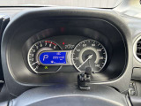 シンプルで見やすいスピードメーター。運転中でもパッと一目で確認できます。