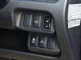 運転席の右側にはハイビームアシスト、VDC、エマージェンシーブレーキ、シートヒーターのスイッチが有ります。