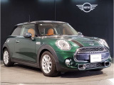 MINIのフロントグリルのデザインはイギリスで生まれた当初から、シルバーのサイドバーが折り重なった伝統的なデザインで御座います。その伝統はBMWのお車になってからでも少しずつ形を変えて守られております
