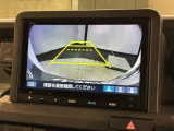 リバースギアに入れるだけで後方の表示へ切り替わります。夜間や雨の日の駐車も楽になりますよ。