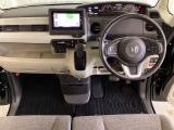 車内は光触媒抗菌消臭施工済です。スタイリッシュなデザインで暖かみのあるインパネ周りを演出します。グローブボックスやカップホルダーのほかにトレーなどたくさんの収納スペースが装備されています。