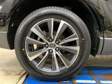 逞しさを印象付ける純正18インチアルミホイールです。