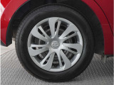 【ホイールキャップ】車に良く似合う純正ホイールキャップが装備されています。各種社外アルミホイールや、スタッドレスタイヤも取扱いしております。是非ご相談ください。