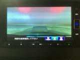 【バックカメラ】運転が苦手な方も車庫入れラクラクです!ギアをリバースに入れれば自動的に切り換わりますので、面倒な操作は不要です♪狭い駐車場もお車を傷つけず安心ですね!