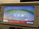 後方の見える安心をお届けするバックガイドモニター付:バックするときのアシストラインもあって楽々バック!車庫入れや縦列駐車をサポートし、苦手な駐車も安心です!今やもう手放せない装備ですネ♪