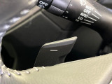 【パドルシフト】ハンドルから手を離さずに素早くシフトアップ&ダウンができるので、エンジンブレーキを使う下り坂や高速道路の合流で加速したい場面で役立ちます。