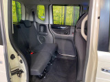 後部座席も気になるようなキズ・汚れやへたり等、大きなダメージはなく、良好な状態です。