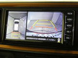 パノラミックビューモニター付きです。車両を上から見たような映像を画面に表示。運転席からの目視だけでは見にくい、車両周辺の状況をリアルタイムでしっかり確認できます。