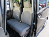 助手席と運転席はゆったりと座れるベンチシートタイプになっています。