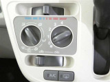 マニュアルエアコン装着です。夏は、快適に、冬でも車内の曇りを取ってくれるので安全です。