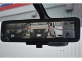 インテリジェントルームミラー搭載で、車の後方に設置されたカメラ映像を映し出してシートバックやヘッドレスト、同乗者に視界が遮られることがなく視認性が非常に良いです