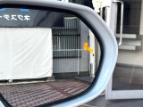 【ブラインドスポットモニター】走行中、ドアミラーの死角になりやすい箇所に後続車が接近するとサイドミラーのレンズに警告を表示!ドライバーに注意喚起をしてくれます。