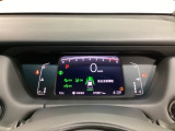 デジタル表示のスピードメーターとタコメーター、燃費やオドメーターなどの表示の他に、ホンダセンシング機能などの表示もできる多機能なマルチインフォメーション・ディスプレイです。