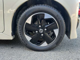 純正アルミホイールを装着しています。安全運転で楽しいドライブを。