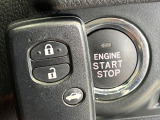 【アクセスキー&プッシュスタート】カバンやポケットに入れたままでもドアの施錠・解錠が可能なスマートキーを装備。エンジンのオン・オフ時もカギを取り出す必要が無く、ボタンをプッシュするだけでOK♪