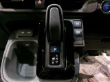 【エレクトロシフトマチック】シフトポジションを電動で制御。スムーズな操作で快適に運転できます!