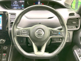 インテリアに合わせたデザインのステアリングは、運転される方のことも考え、運転しやすい形状、大きさです。是非一度、実際に触ってお確かめください。