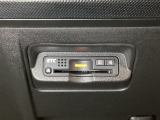 エアコンパネルの下にETCがついています。高速道路の料金所の通過も楽々です!。 カードの取り出しもしやすい場所についています。