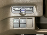 ハンドルの左下にETCとHondaセンシング用の、VSA(ABS+TCS+横滑り抑制)解除スイッチなどがついています。高速道路の料金所の通過も楽々です。 カードの取り出しもしやすい場所についています。