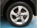 【タイヤ・ホイール】タイヤサイズ215/60R17の純正アルミホイールです。タイヤ溝は約5mmになります。