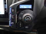 フルオートエアコンが装備されています!お好みの温度設定をするだけでエアコンの風量やモードの切り替えを自動でコントロールしてくれます!ユーザーの操作が少なく燃費走行にもつながります!