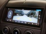 【バックカメラ】ステアリング操作に合わせてガイド線が連動するので後退時の運転操作が容易となります。