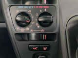 シンプルな配置で使いやすい位置にスイッチがあるマニュアルエアコン搭載車です。