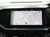 8インチ純正ナビゲーションを搭載。地図表示に加え、車両設定や各種メディア操作を一画面で行えます。