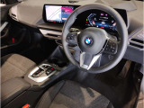 【ハンドル】ドライバーとBMW車の一体感がダイレクトに伝わるステアリングホイール。形状・太さへの拘りに加えて、操作性を高める為にスイッチ類も配置。クイックかつ安定のドライビングを体感下さい!