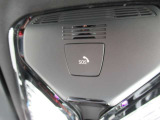 SOSコール装備です。緊急時は遠慮なく押してください。BMWメーカーエマージェンシーに直結致します。