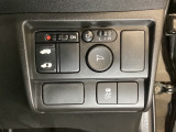 左側電動スライドドアは運転席から操作ができるよう、操作スイッチが付いています。またHondaセンシング用のVSA解除スイッチも下に装備しています。