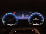 とっても見やすいメーターです。夜間時はラグジュアリーな気分にさせてくれる照明が魅力ですので、夜のドライブも楽しみになりますよ♪