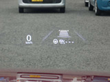 アクティブドライビングディスプレイは、運転に必要な情報を運転席前方のフロントガラスに投影するシステムです。車速やルート案内などの情報が表示されます。