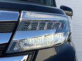 【LEDヘッドライト】悪天候や夜間走行時も良好な視界を確保し安心して運転できる高輝度LEDヘッドライトを装備!点灯速度が早く、消費電力も抑えられています。