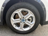 【BMWアロイホイル】軽量かつ強度に拘ったアロイホイル。走行性能ポテンシャルを引き出す設計。車の足元を引き締めてくれる大きなポイントはアロイホイルです。