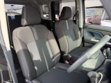 運転席シート廻りは使用感も少なく、良好な状態となっています。前オーナー様が丁寧に使っていたことがよくわかりますね。