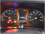 とっても見やすいメーターです。夜間時はラグジュアリーな気分にさせてくれる照明が魅力ですので、夜のドライブも楽しみになりますよ♪
