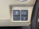 Hondaセンシング用の、VSA(ABS+TCS+横滑り抑制)解除と路外逸脱抑制機能のオンオフスイッチなどはハンドルの右側に装備しています。