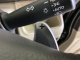 ステアリングの裏側、左右にパドルシフトがついています。右が+、左が-の操作でシフトチェンジを行い、エンジンブレーキなどのマニュアル操作ができます。