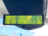【インテリジェントルームミラー】後席の大きな荷物や同乗者で後方が確認しづらい時でも安心!カメラが撮影した車両後方の映像をルームミラー内に表示。クリアな視界で状況の確認が可能です!