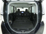 大きな開口幅で荷物を出し入れしやすいのが魅力のラゲージスペースです!リヤシートのシートバックの工夫で、更に積載容量が広くなり、よりたくさんの荷物の収納・長尺の荷物の収納が可能になります♪