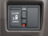 左側パワースライドドア付!挟み込み防止機能によりお子様の乗り降りも安心!車内・車外のドアハンドルからはもちろんのこと運転席スイッチやリモコンキーからも開閉操作が可能で大変便利な装備です!