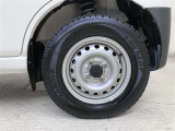 スチールホイールが装着されています。タイヤサイズは145/80R12 80/78Nです。