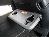 運転中にも飲み物を置けるドリンクホルダーです。エアコンの噴出し口の出口にありますので冷たい飲み物が冷えたままです。