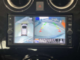 前後左右4つのカメラで、上から見たような映像をお届け、駐車時も安心、アラウンドビューモニター付(肉眼では確認し辛い左前の映像に切り替えることも可能です)。