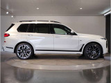 【BMWの伝統-3】BMWのお車は、&ldquo;駆け抜ける歓び&rdquo;を体現しております。走行の安定性とコーナリングの良さを追求し、思い通りにハンドルの操作可能です。